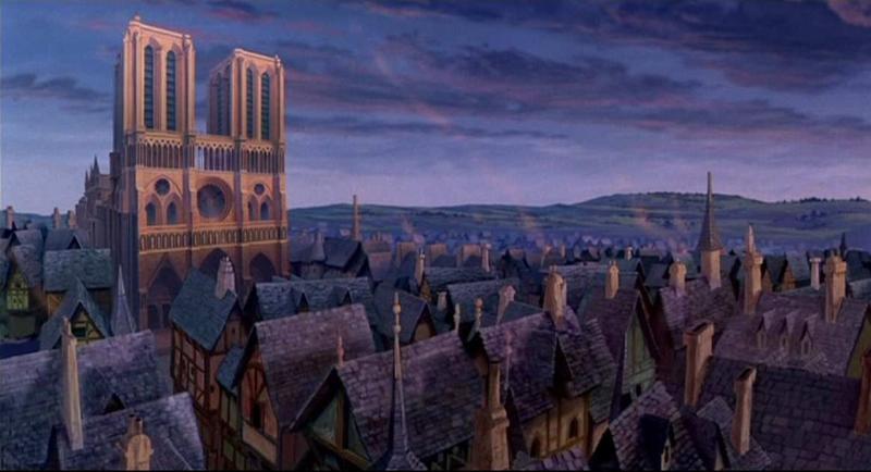 Un gros plan sur le visage de Quasimodo avec les gargouilles de Notre-Dame en arrière-plan